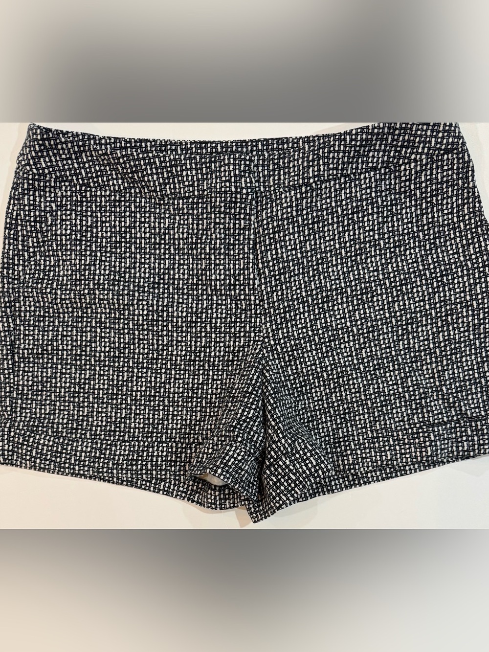 Apt. 9 Black White Geometric City Shorts Mid Rise Stretch Size 14
